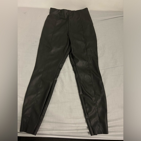 ASOS D E S I G N, faux leather high rise leggings with zipper at the side - Picture 2 of 6